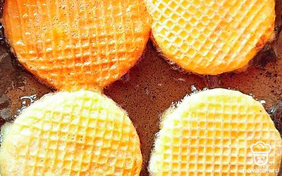 Обжарьте котлетки на раскаленной сковороде с обеих сторон.