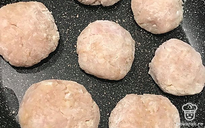 Сформируйте котлетки, обваляйте в рисовой муке и жарьте на антипригарной сковороде без масла до румяности.