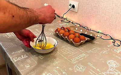 Взболтайте яйца в миске или тарелке.
