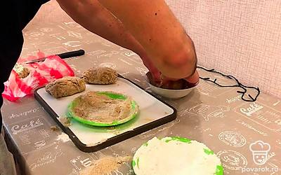 Полученный «клубок» грудки обваляйте в муку, затем опустите в яйцо и в панировку. Повторите эту процедуру раза 3, пока будущая котлета не запечатается со всех сторон хорошо. Это важно, так как может вытечь сливочное масло.