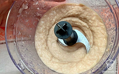 Фасоль измельчите в блендере до однородной массы.