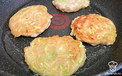 Сформируйте из массы котлеты мокрой столовой ложкой. Обжарьте их с двух сторон до золотистой корочки.
