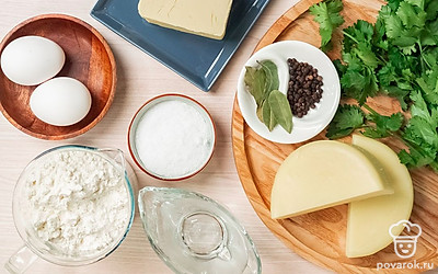 Муку просейте через сито. Помойте яйца. Сливочное масло растопите в небольшой кастрюле на слабом огне. Подготовьте форму для выпечки с высокими бортами и застелите ее пергаментной бумагой. Кинзу помойте, обсушите и мелко порубите. Совет: растопить масло можно и в микроволновке, включая ее несколько раз по 30 секунд с перерывами.