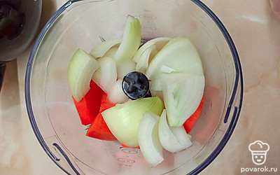 Лук и морковь измельчите в блендере.