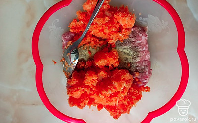 Добавьте овощи к фаршу, вымешайте. Всыпьте соль, перец и манку.