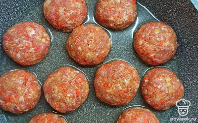 В противень добавьте воды, чтобы покрыла дно, и сложите котлетки.