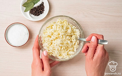 Подготовьте сырную начинку. Сыр натрите на терке или пропустите через мясорубку. Добавьте к нему немного растопленного масла и перемешайте.