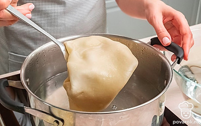 Отварите пласты для пирога. Достаньте тесто из холодильника. Каждый шар раскатайте до 3 мм в толщину. Пласты слегка обсыпьте мукой. Вскипятите воду. Все слои, кроме одного — самого большого, по очереди окуните в кипяток и подержите в нем 40 секунд. Затем тут же обдайте его холодной водой. После этого положите его на полотенце и дайте обсохнуть.