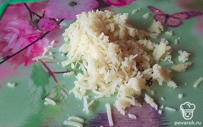 Отварной картофель натрите на мелкой терке