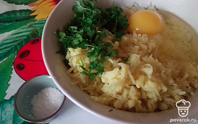 Смешайте рис и картофель, добавьте яйцо, зелень и чеснок