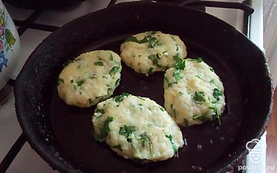 Слепите котлеты и жарьте на раскаленной сковороде по 5 минут с каждой стороны.