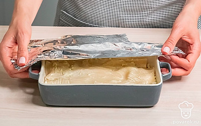 Соберите и испеките ачму. Выложите в форму самый большой слой теста, который не варили. Смажьте его растопленным маслом. Сверху положите сыр, на него — пласт теста. Обильно смажьте его маслом и разложите сыр. Так выложите все пласты, а последний просто намажьте маслом. Нижние края скрепите с верхним слоем. Духовку разогрейте до 180 градусов. Сверху форму прикройте фольгой и выпекайте ачму 30 минут. Затем уберите фольгу и продолжайте печь еще 10 минут до румяной корочки.