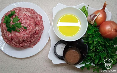 Выложите фарш на тарелку. Масло налейте в стакан. Лук и зелень положите на тарелку. Перец и соль насыпьте в стакан.