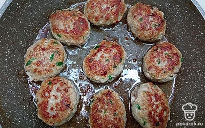 Лук и чеснок измельчите в блендере. Кинзу и укроп мелко нарежьте. Все смешайте с фаршем, добавьте соль, перец, яйца и вымесите руками. Смочите руки в воде, сформируйте котлеты. В сковороде разогрейте масло, выложите котлеты и жарьте на медленном огне по 5 минут с каждой стороны.