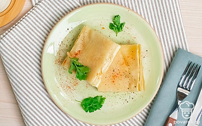 Подавать традиционную грузинскую ачму лучше всего со стаканом кефира и зеленью — например, с кинзой.