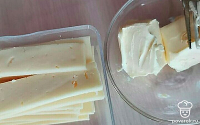 Из масла и сыра сделайте шарики.