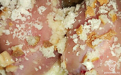 Возьмите котлету из морозилки и обваляйте в яйце с сухариками.