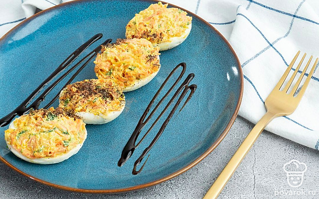 Фаршированные яйца с морковью, чесноком и петрушкой — Рецепт с фото