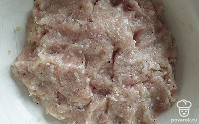 Перекрутите индейку в мясорубке с луком. Добавьте соль и перец.