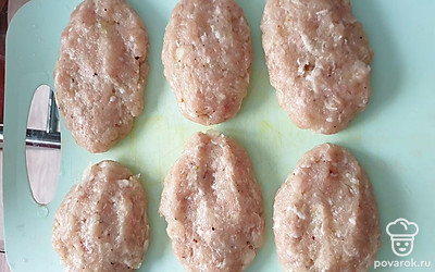 Сформируйте из фарша котлетки.