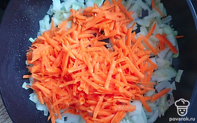 Для "шубы": пассеруйте лук и морковь около 5 минут. Посолите по вкусу. Добавьте воды.