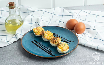 Морковь натрите на терке, желтки и петрушку мелко покрошите.