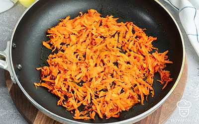 Морковь обжарьте на сковороде.