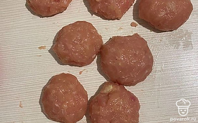 Скатайте небольшие шарики. Сплюсните их и на середину выложите сыр. Сформируйте котлеты. Обваляйте их в панировочных сухарях.