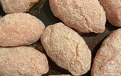 Разогрейте сковороду с маслом, можно использовать растительное или же сливочное. Выложите котлеты и обжарьте с каждой стороны до золотистой корочки. Затем накройте крышкой и тушите еще минут 15.