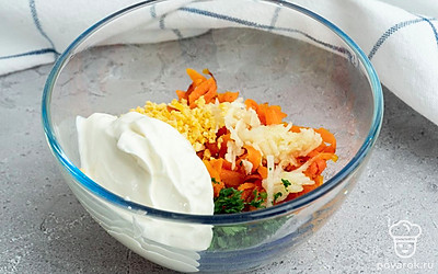 Смешайте в миске: чеснок,петрушку,морковь,желтки,сметану,соль и перец.