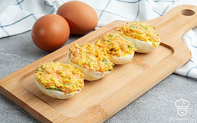 Разложите начинку в яйца.