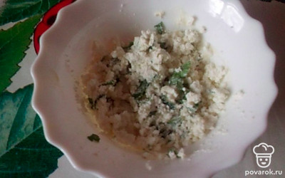 Промойте и нарежьте зелень петрушки. Смешайте творог со сливочным маслом, добавьте зелень. Начинку посолите, поперчите и перемешайте.