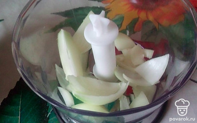 Измельчите лук и чеснок.