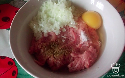 Добавьте яйцо, посолите, поперчите. Перемешайте фарш до однородной консистенции.