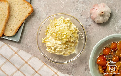 Подготовьте ингредиенты. Смешайте в отдельной емкости майонез, натертый сыр и раздавленный чеснок. Тщательно перемешайте. Посолите по вкусу. Выложите на сухую разогретую сковороду куски тостового хлеба и подрумяньте с двух сторон.