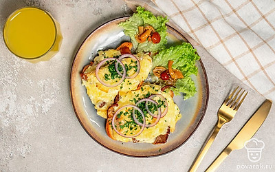 На расплавленную сырную массу насыпьте мелко нарезанную петрушку, она придаст яркий аромат и подчеркнет вкус маринованных грибов.