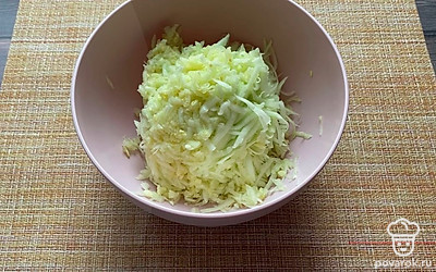 Кабачок очистите и натрите на терке.