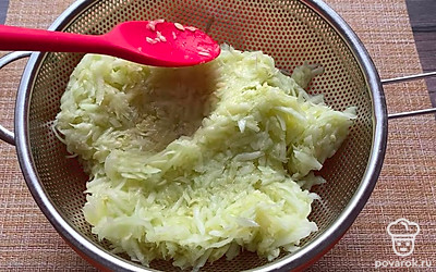 Выложите перетертый кабачок на сито и дайте стечь лишней жидкости.