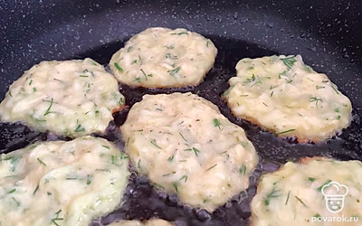 Жарьте на растительном масле с двух сторон до золотистой корочки. 