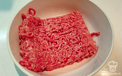 Выложите фарш в глубокую тарелку.