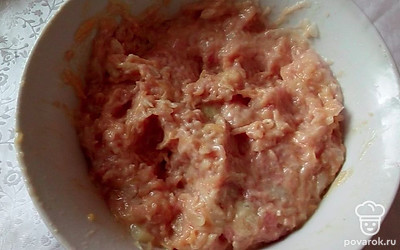 Перемешайте до однородной массы. Сформируйте котлеты и жарьте их по 7-8 минут с каждой стороны на растительном масле.