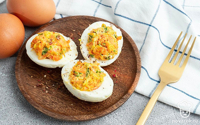 Яйца, фаршированные морковью и чесноком — Рецепт с фото