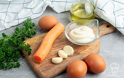 Яйца отварите. Почистите морковь. Подготовьте остальные ингредиенты