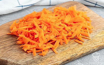 Морковь натрите на терке, желтки мелко покрошите.