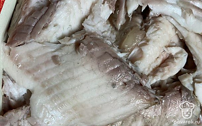 Отделите рыбу от костей.