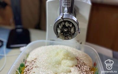 Пропустите рыбу, лук и хлеб, замоченный в молоке, через мясорубку.