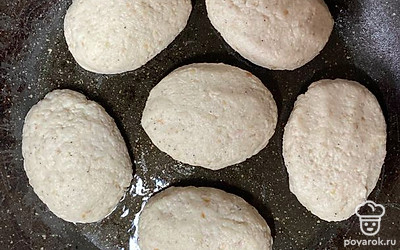 Слепите котлеты, обжарьте на антипригарной сковородке на капле масла.