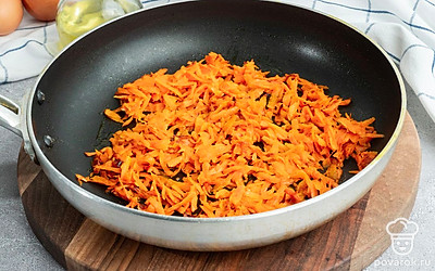 Морковь обжарьте на сковороде.