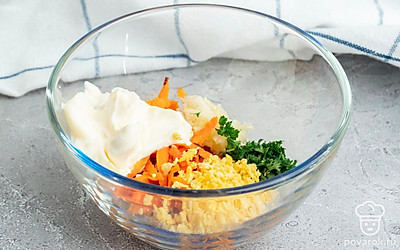 Смешайте в миске: чеснок,морковь,желтки,сметану,соль и перец.