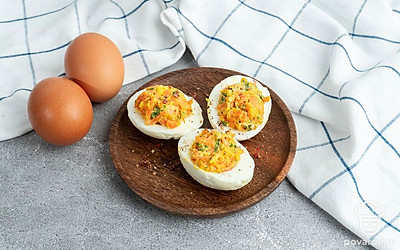 Разложите начинку в яйца. Яйца фаршированные жареной морковью и сметаной готовы! Приятного аппетита!